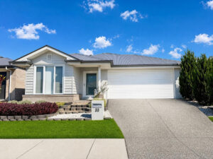  33 Mikaella Way, Logan Reserve